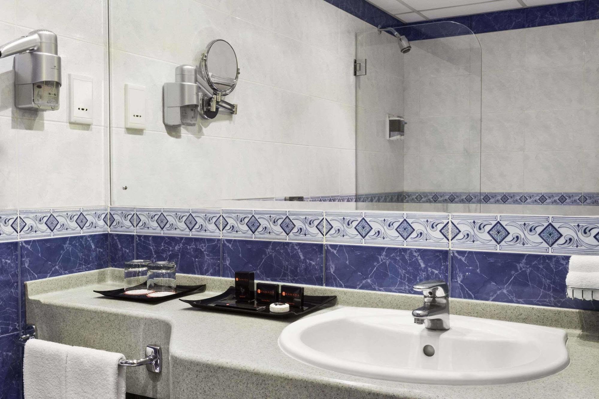 Hotel Ramada By Wyndham Qurum 4*