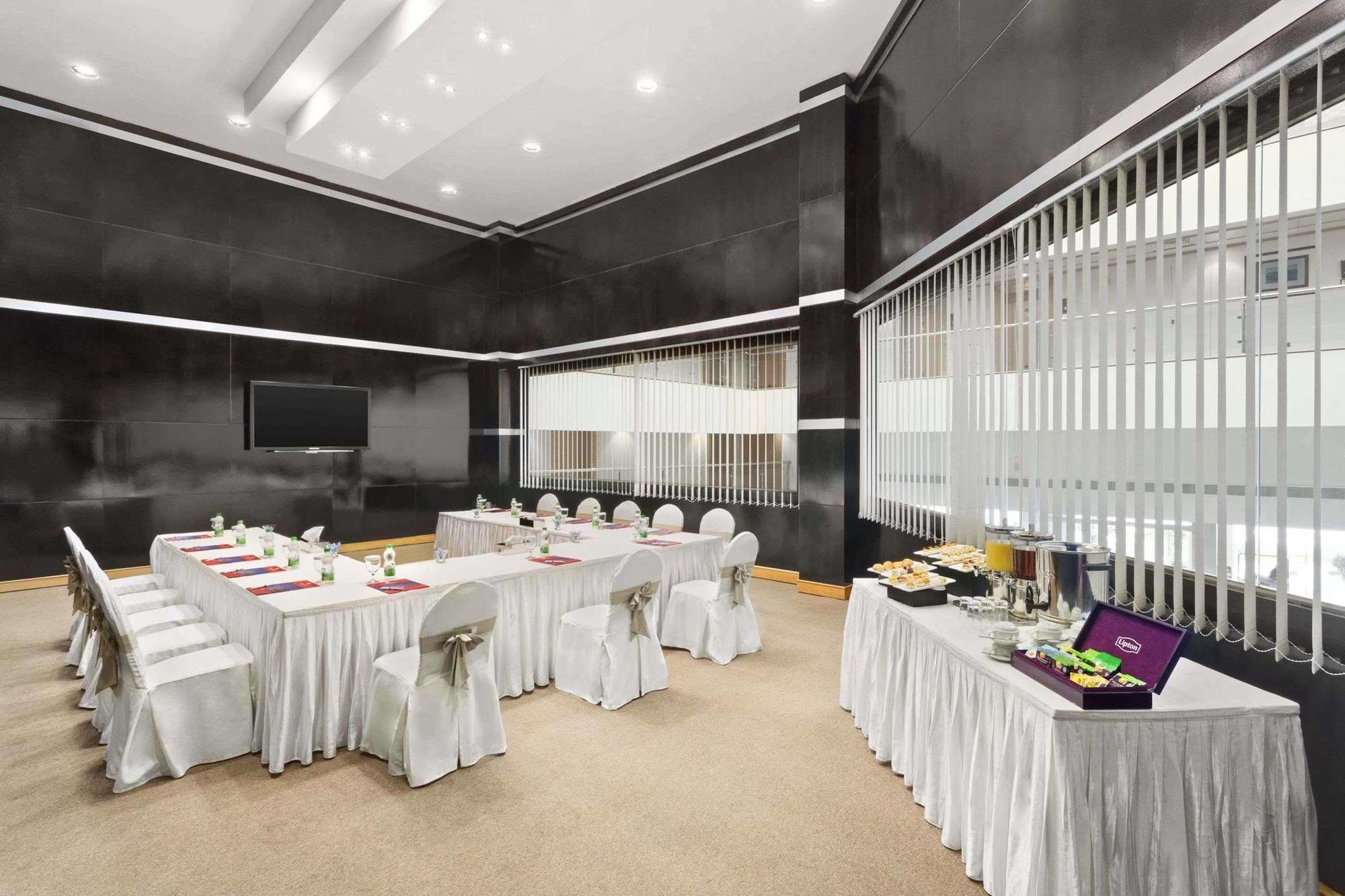Ramada By Wyndham Qurum Hotel
